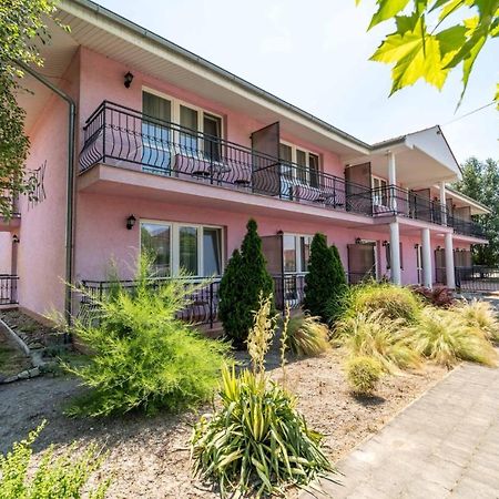 Veľký Meder Apartmany Karmon Park מראה חיצוני תמונה
