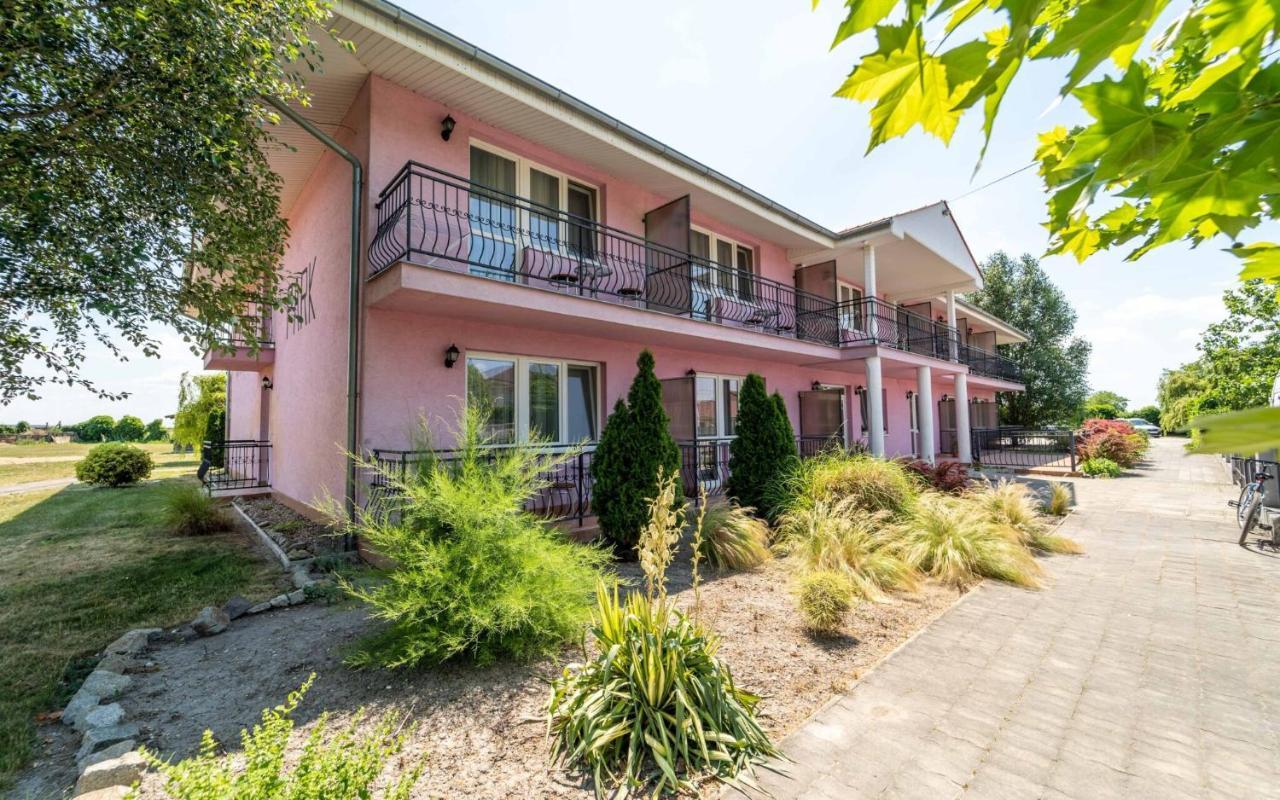 Veľký Meder Apartmany Karmon Park מראה חיצוני תמונה