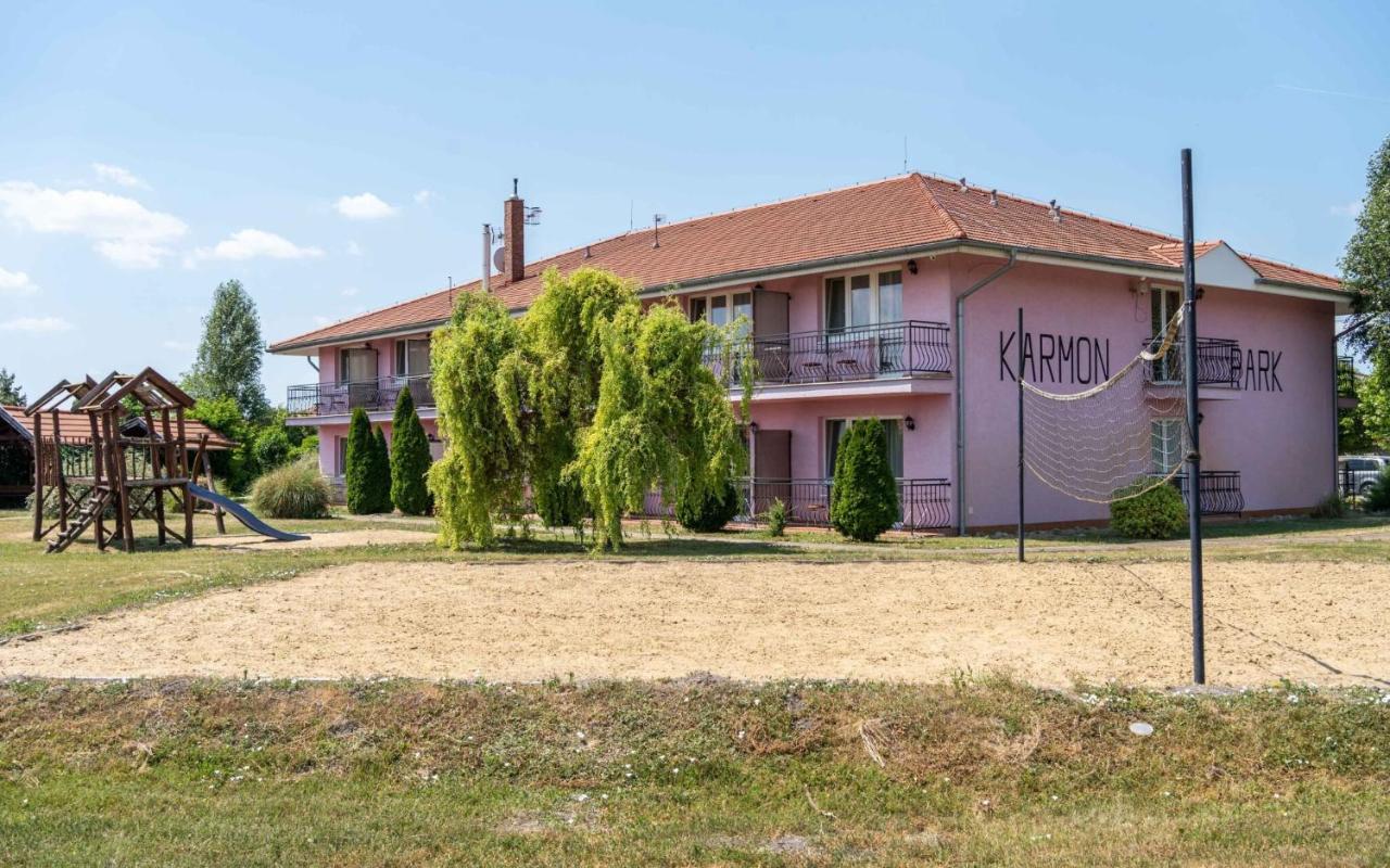 Veľký Meder Apartmany Karmon Park מראה חיצוני תמונה