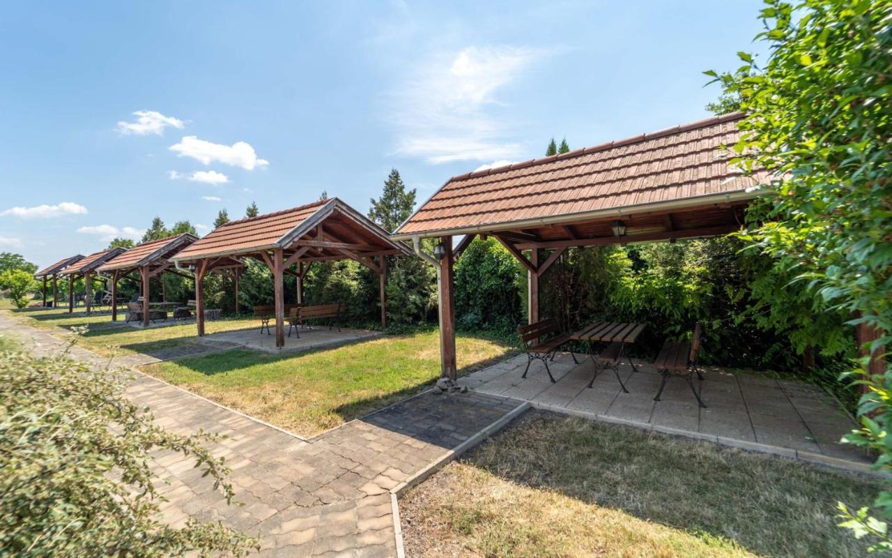Veľký Meder Apartmany Karmon Park מראה חיצוני תמונה