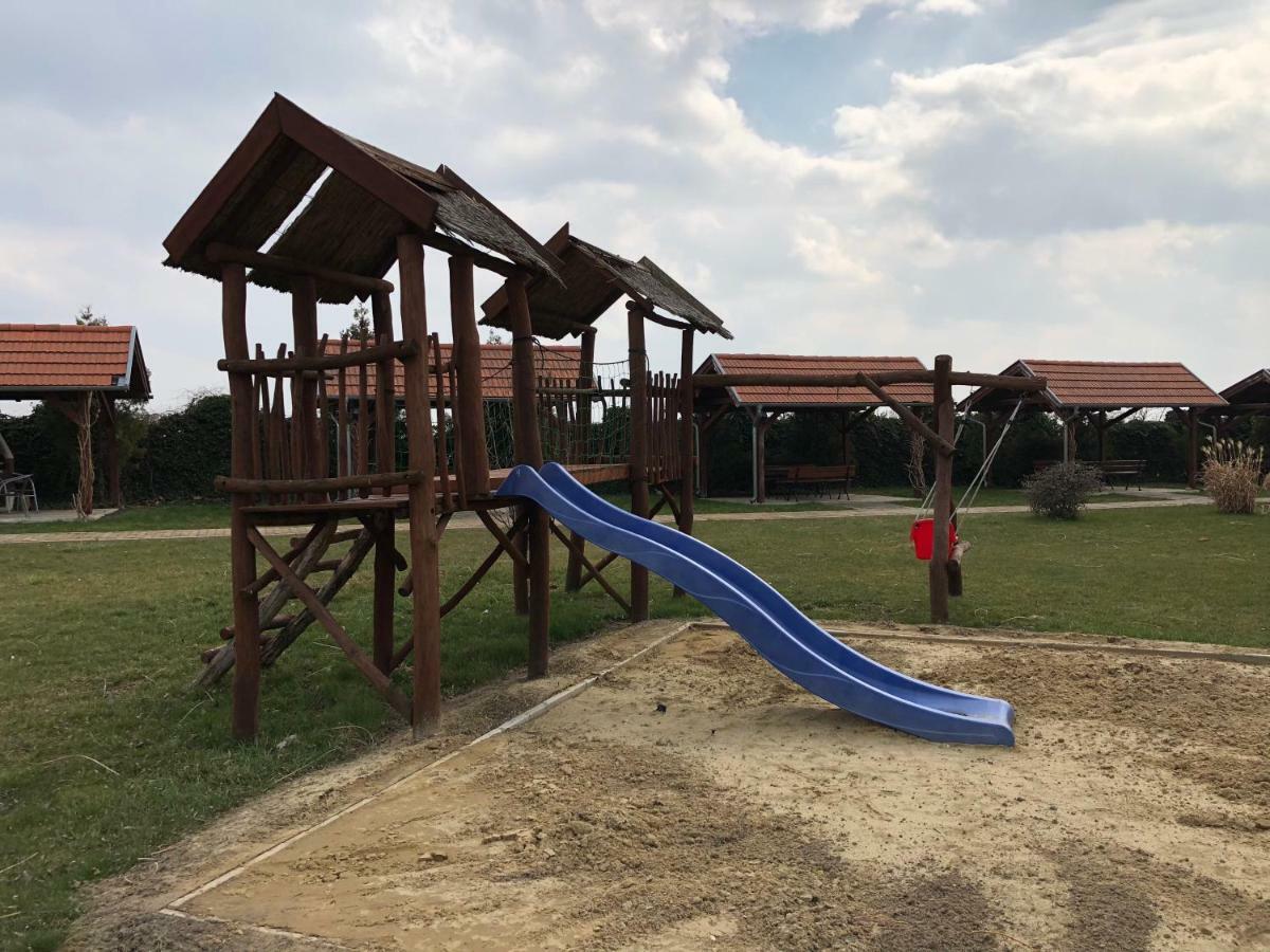 Veľký Meder Apartmany Karmon Park מראה חיצוני תמונה